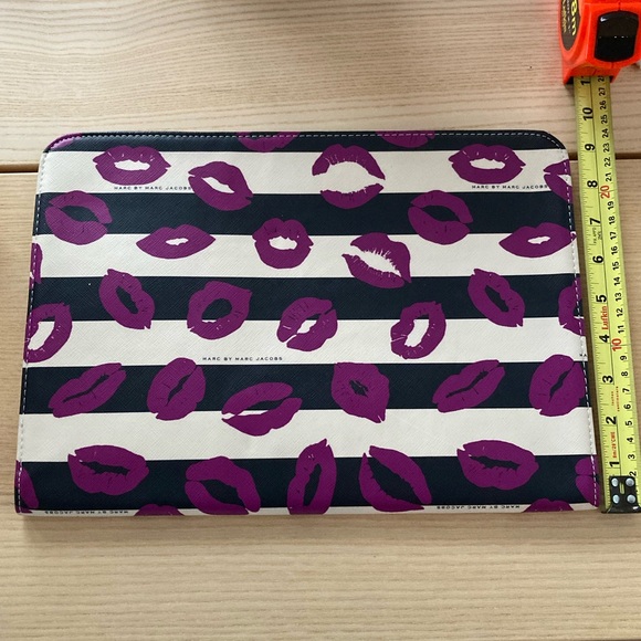 Marc Jacobs laptop tablet sleeve, black & cream striped, purple lips / kisses - Picture 10 of 10